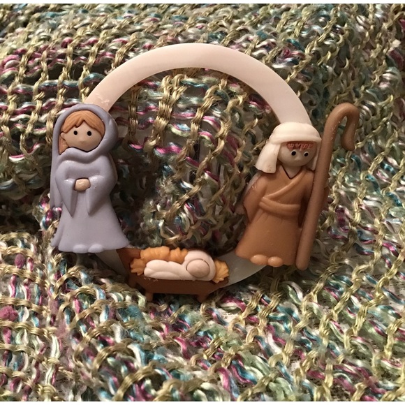 Holy Family Pin - Picture 1 of 5